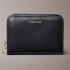 Portafoglio Calvin Klein con zip medio in pelle da donna rif. LV04F1075G