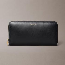 Portafoglio Calvin Klein con zip in pelle grande da donna rif. LV04F1093G