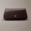 Borsa Calvin Klein da spalla con catena ed elementi metallici con logo monogramma da donna rif. LV04F3171G
