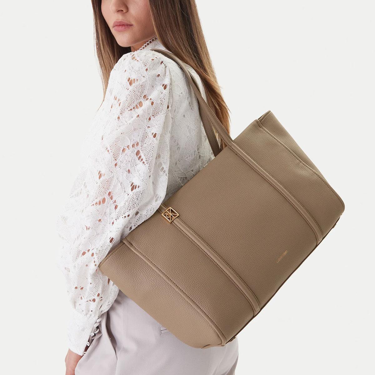 Borsa Calvin Klein tote in tessuto martellato da donna rif. LV04F3424G