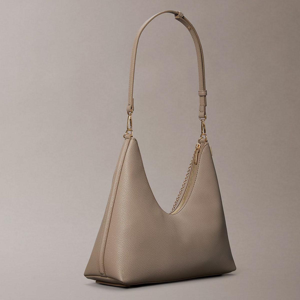 Borsa Calvin Klein hobo con catena martellata a ciottoli da donna rif. LV04F3495G