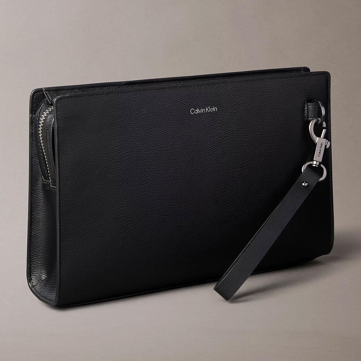 Pochette Calvin Klein con zip e manico saffiano con emblem logo unisex rif. LV04D1170G