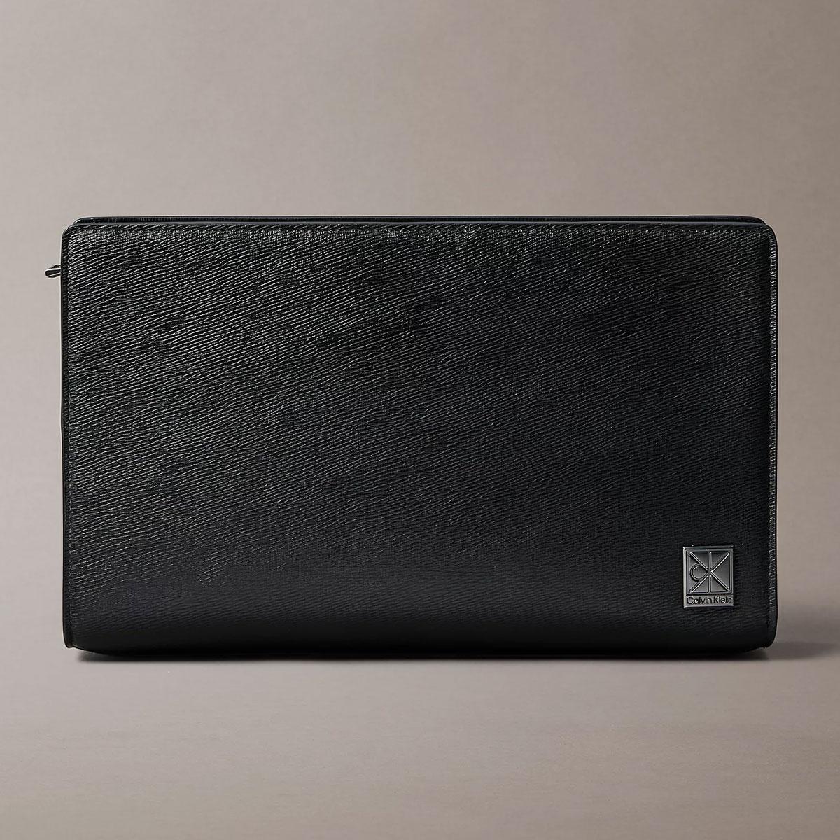 Pochette Calvin Klein con zip e manico saffiano con emblem logo unisex rif. LV04D1170G