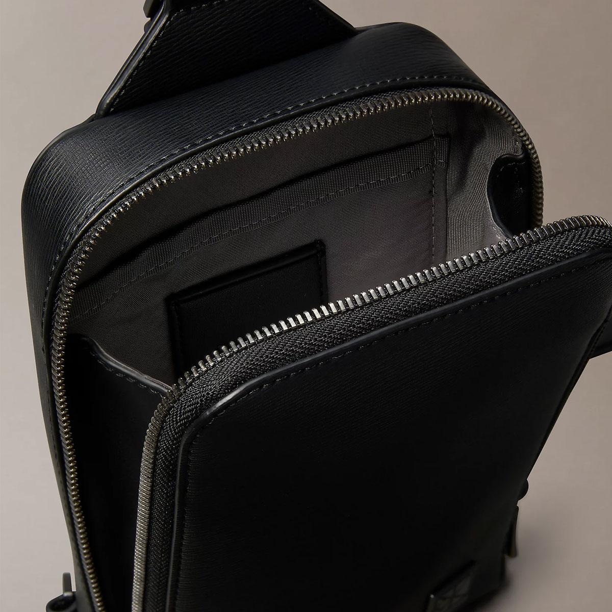 Borsa A Tracolla Calvin Klein con emblem logo Saffiano da uomo rif. LV04D3292G