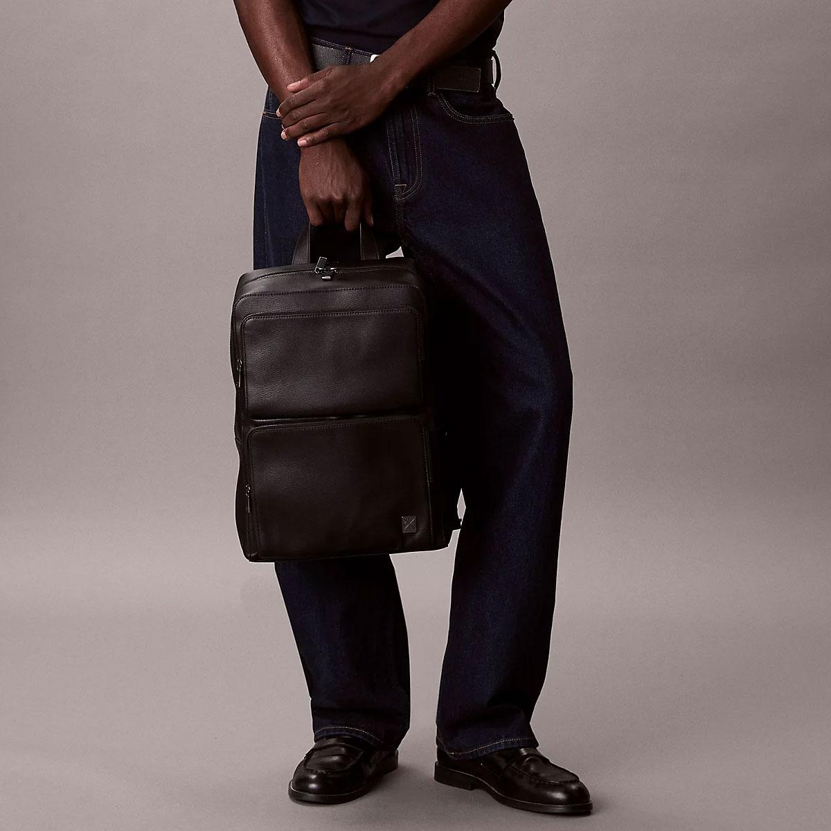 Zaino Calvin Klein  in Saffiano con emblem logo slim unisex rif. LV04D3289G