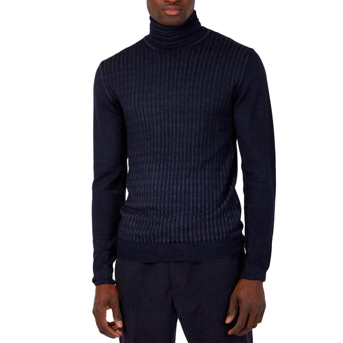 Come indossare e abbinare un dolcevita lavorato a maglia bianco con jeans  aderenti blu per un uomo di 20 anni quando fa caldo (2 outfit) | Lookastic