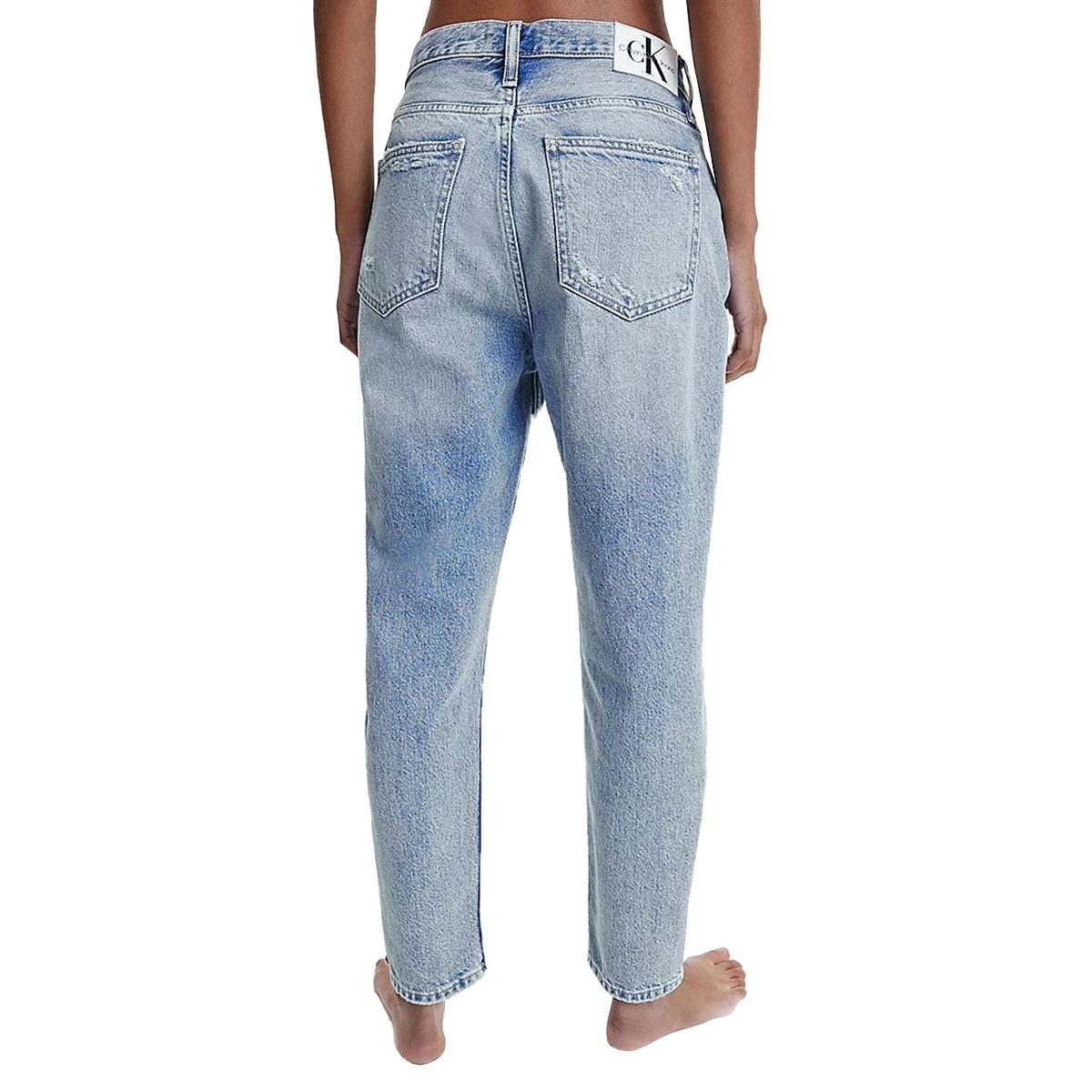 Pantaloni Jeans Calvin Klein Jeans mom fit in denim da donna rif. J20J218512